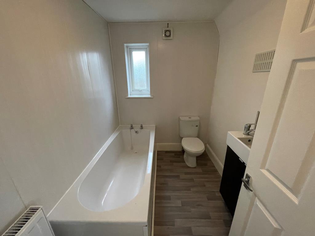 Lot: 59 - TWO-BEDROOM MID-TERRACE HOUSE - Bathroom